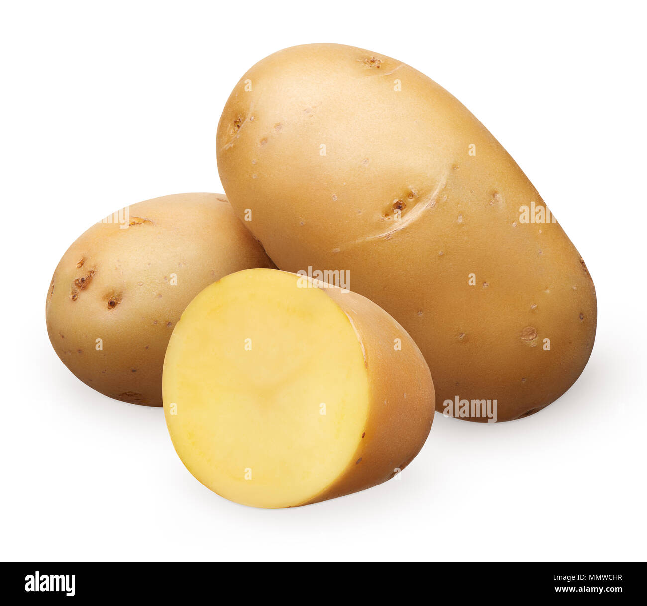 Due interi freschi patate con la buccia e metà isolato su sfondo bianco Foto Stock