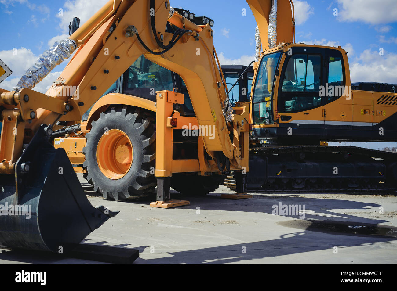 Strada-costruendo macchine, trattori escavatori giallo all'aria aperta in posizione di lavoro Foto Stock