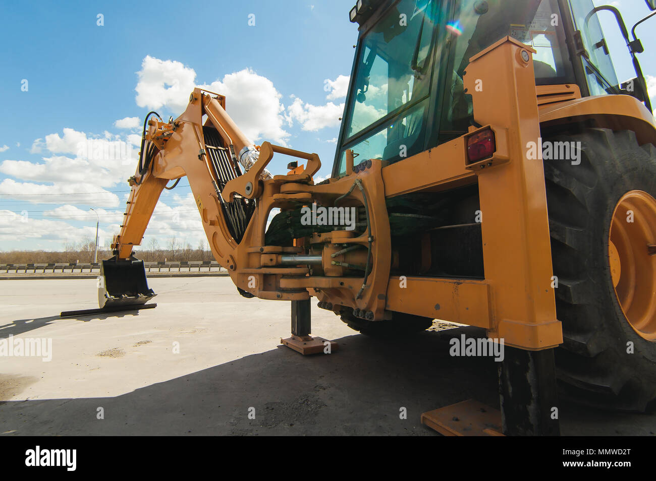 Strada-costruendo macchine, trattori escavatori giallo all'aria aperta in posizione di lavoro Foto Stock