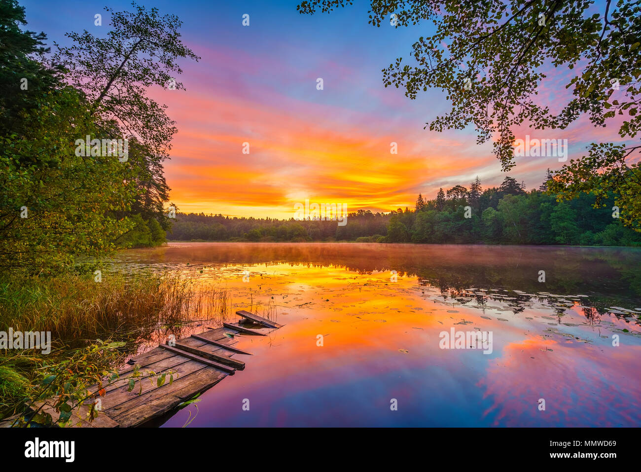 Sunrise luminoso su un lago Foto Stock