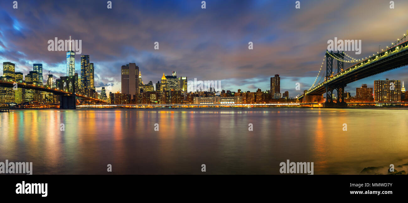 Il ponte di Brooklyn e Manhattan bridge al tramonto Foto Stock