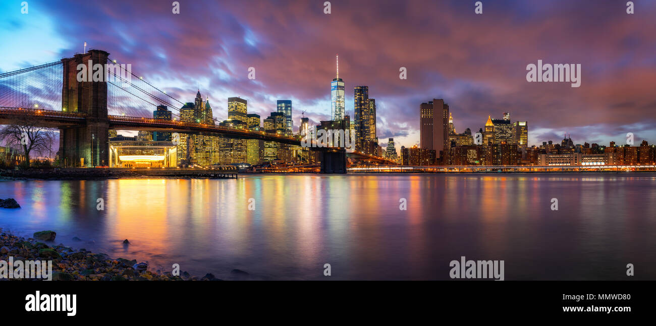 Il ponte di Brooklyn e Manhattan al crepuscolo Foto Stock