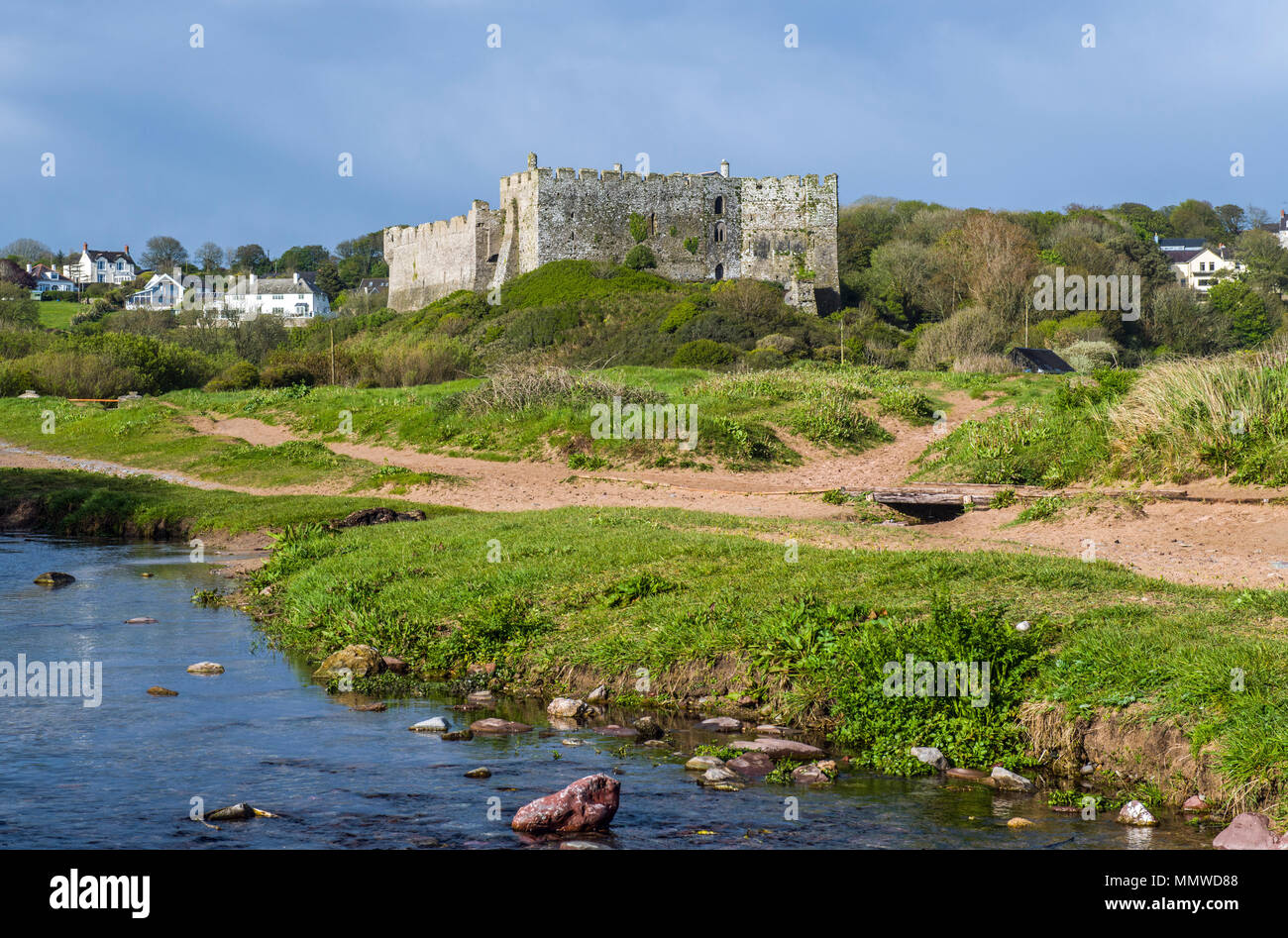 Le dune di sabbia e Castello di Manorbier, Pembrokeshire Coast, Galles del Sud Foto Stock