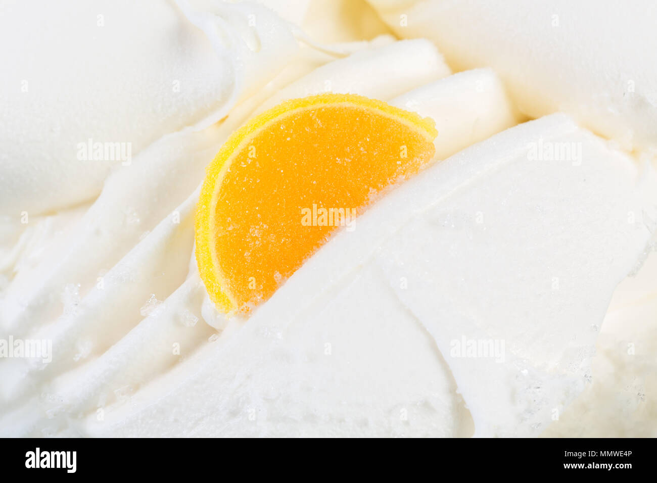 Con gelato alla vaniglia con frutta sulla parte superiore. Foto Stock
