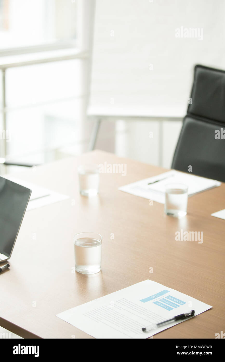 Tavolo da conferenza in ufficio del moderno centro business, boardroom Foto Stock