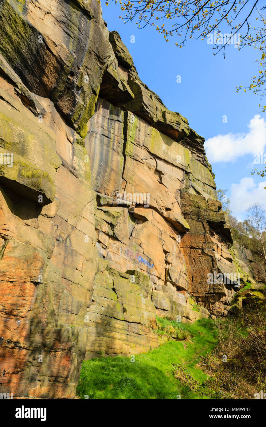 La roccia del buco infernale, il nome locale per la ex cava a Heptonstall, West Yorkshire, Regno Unito Foto Stock