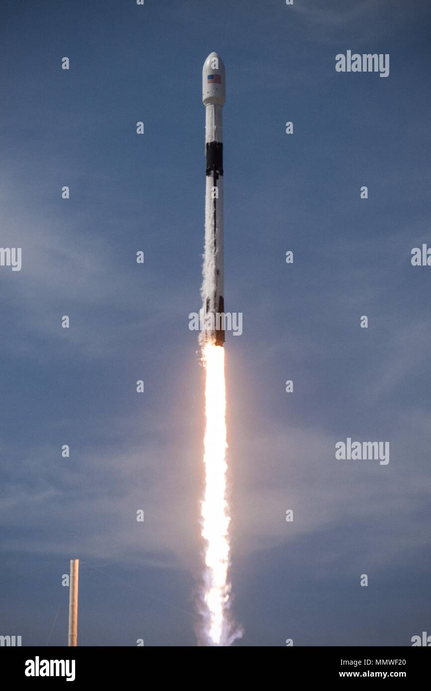 Un SpaceX Falcon 9 rocket portante il Bangabandhu-1 Satellite missione di blasti fuori dallo spazio complessi di lancio 39A al Centro Spaziale Kennedy, 11 maggio 2018 a Cape Canaveral, in Florida. Bangabandhu è un geostationary satellite di comunicazioni e il primo distribuito dal Bangladesh. Foto Stock