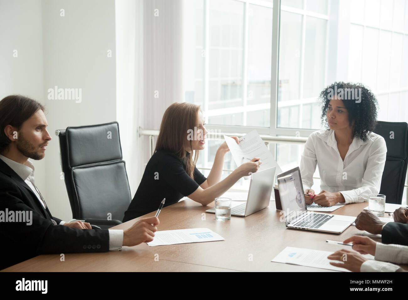 Ingannati insoddisfatto imprenditrice sostenendo circa bad a contratto Foto Stock