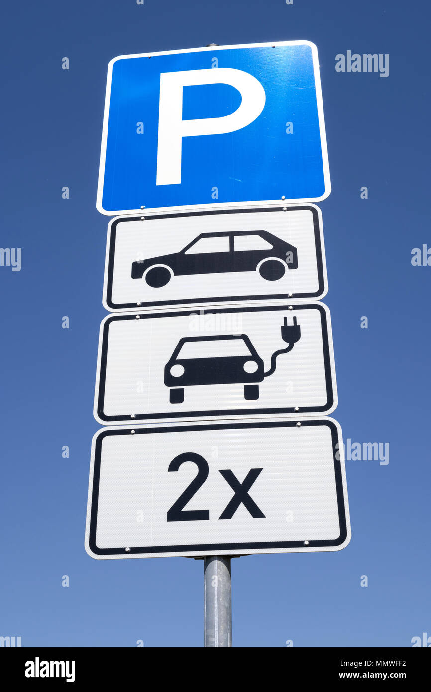 Il tedesco cartello stradale: parcheggio per veicoli elettrici solo Foto Stock