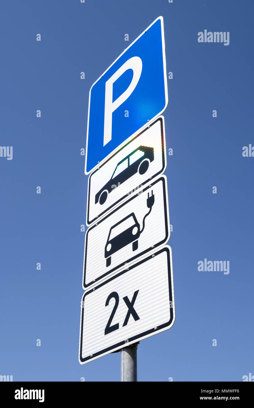 Il tedesco cartello stradale: parcheggio per veicoli elettrici solo Foto Stock