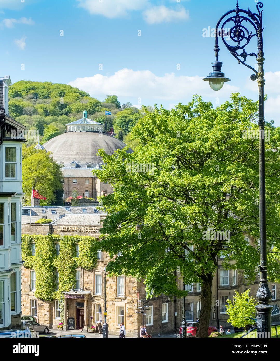 La Old Hall Hotel e la cupola di Devonshire nel centro della cittadina termale di Buxton, Peak District, Derbyshire, Regno Unito Foto Stock