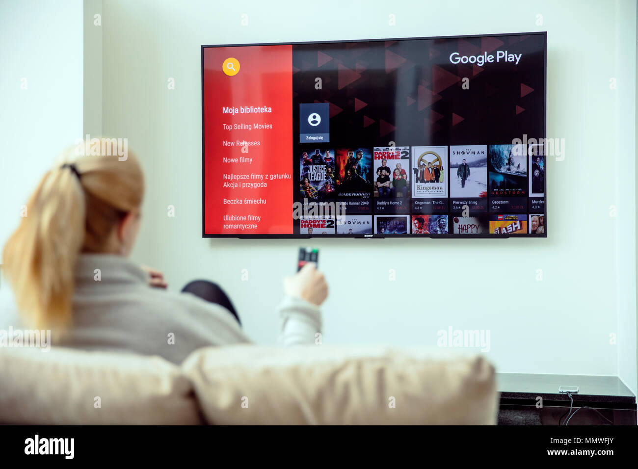 WROCLAW, Polonia - aprile 03rd, 2018: Donna è utilizzando google play sul suo televisore. Google Play è un digitale servizio di distribuzione gestito e sviluppato da Goog Foto Stock