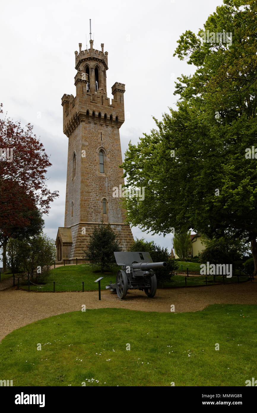 Victoria torre costruito 1848 commemora la visita a Guernsey nel 1846 della Regina Vittoria e il Principe Alberto. Un tedesco WW1 obice è nell'immagine. Foto Stock