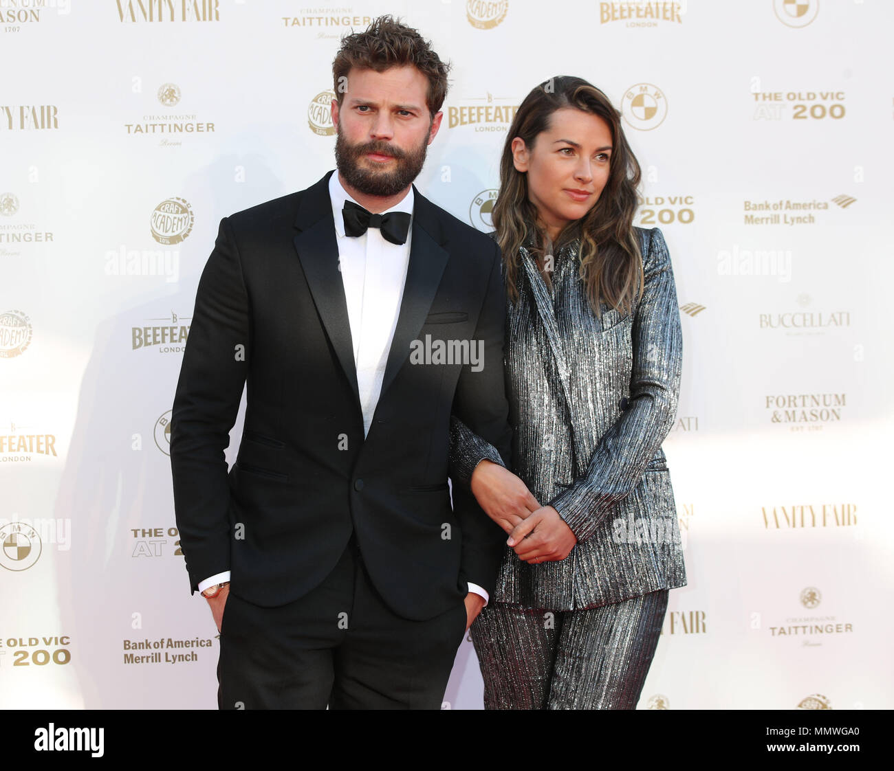 Jamie Dornan e Amelia Warner che arrivano per la Old Vic Bicentenario Sfera, presso la Old Vic a Lambeth, Londra. Foto Stock