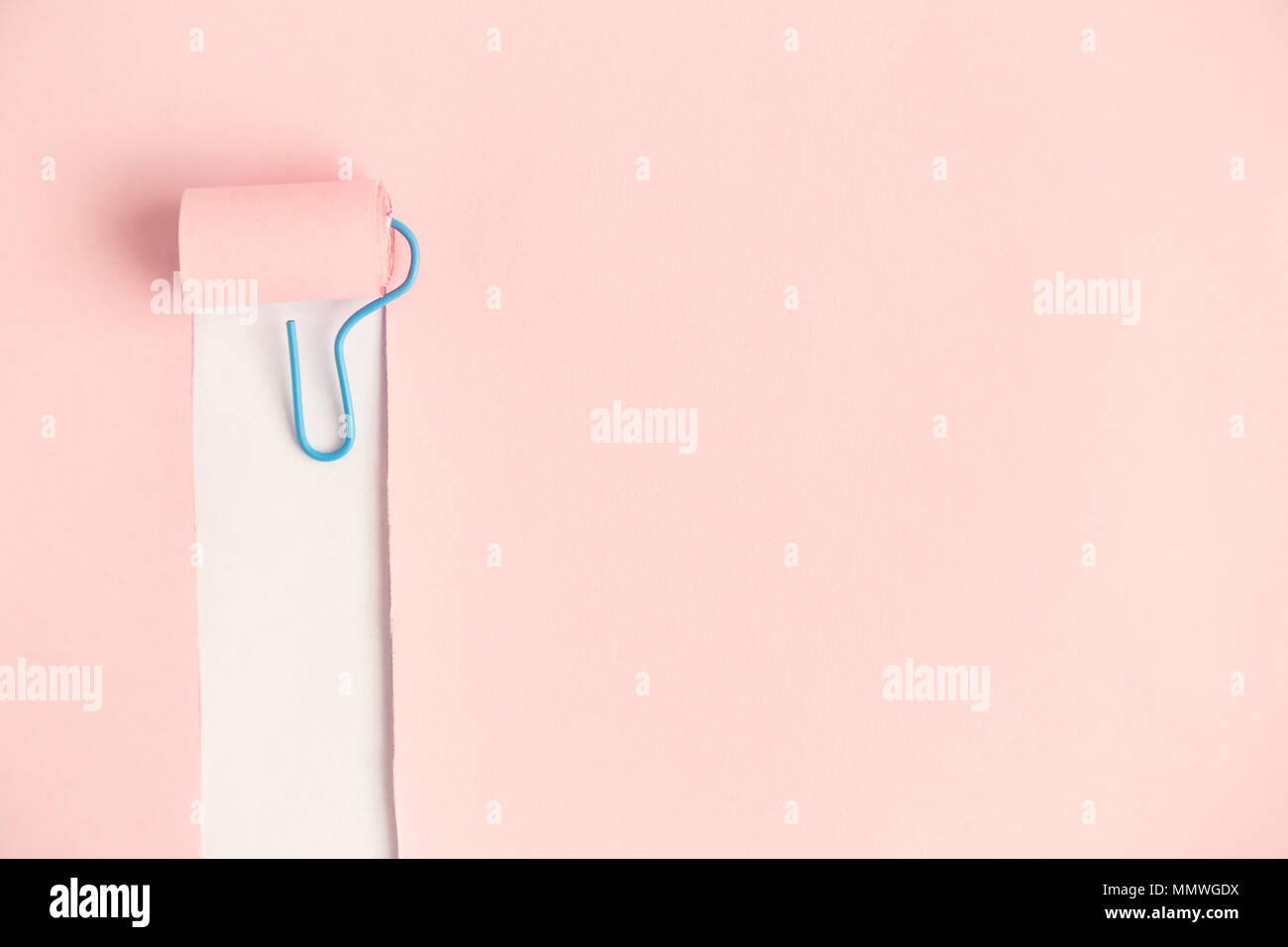 Rullo di vernice contro di rosa pastello minima di sfondo concetto creativo Foto Stock