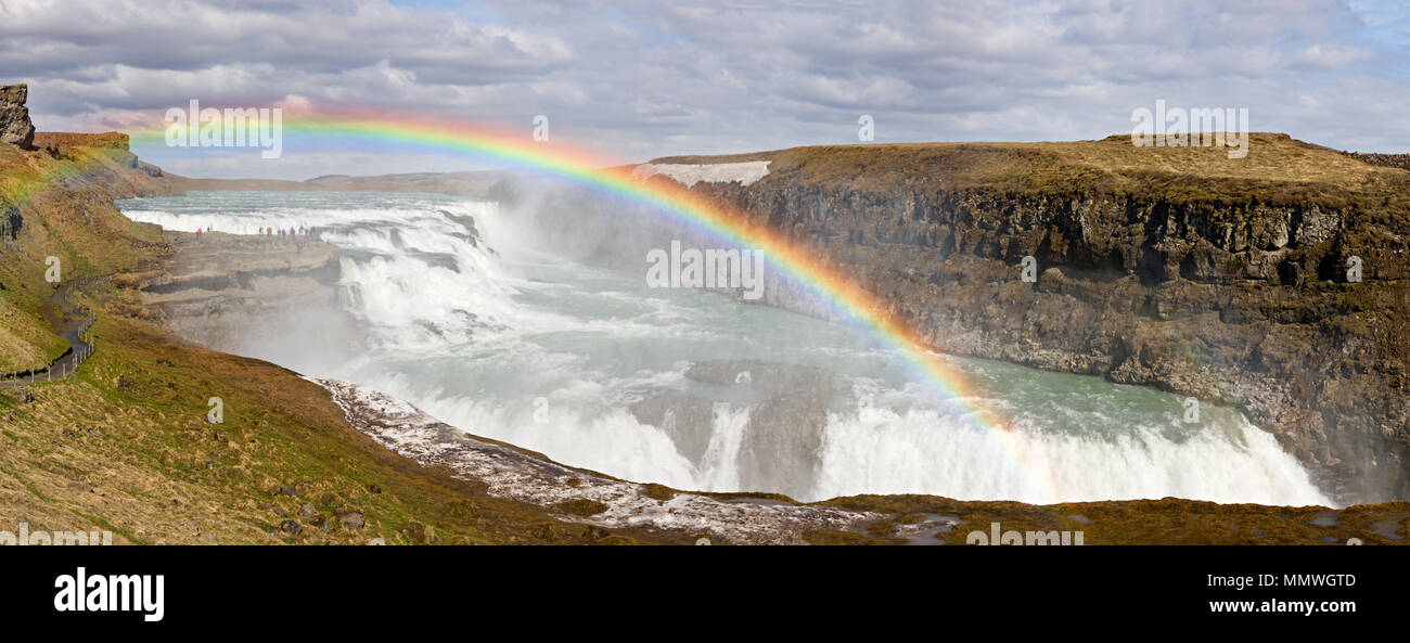 Panoramica del Gullfoss cade con un bellissimo arcobaleno, Islanda. Foto Stock