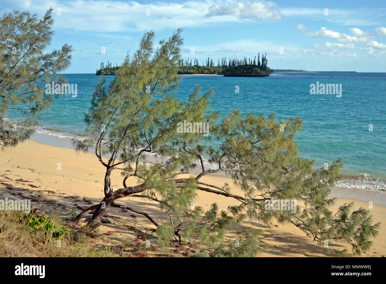 Vista delle isole Duroc e avventura dal Koueney beach, Isola dei Pini, Nuova Caledonia, Sud Pacifico Foto Stock