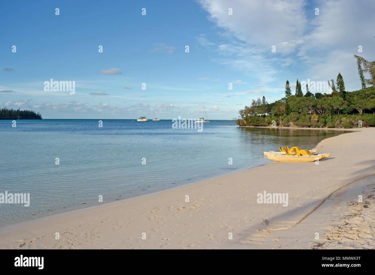 Kayak in riva alla spiaggia della Baia di oro, Isola dei Pini, Nuova Caledonia, Sud Pacifico Foto Stock