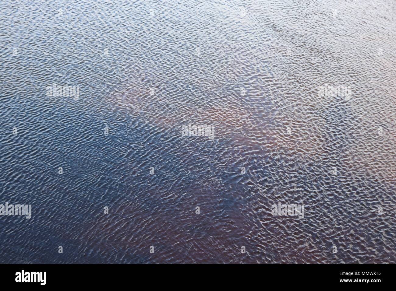 Full frame di immagine acqua, increspature, riflessi nel fiume Foto Stock