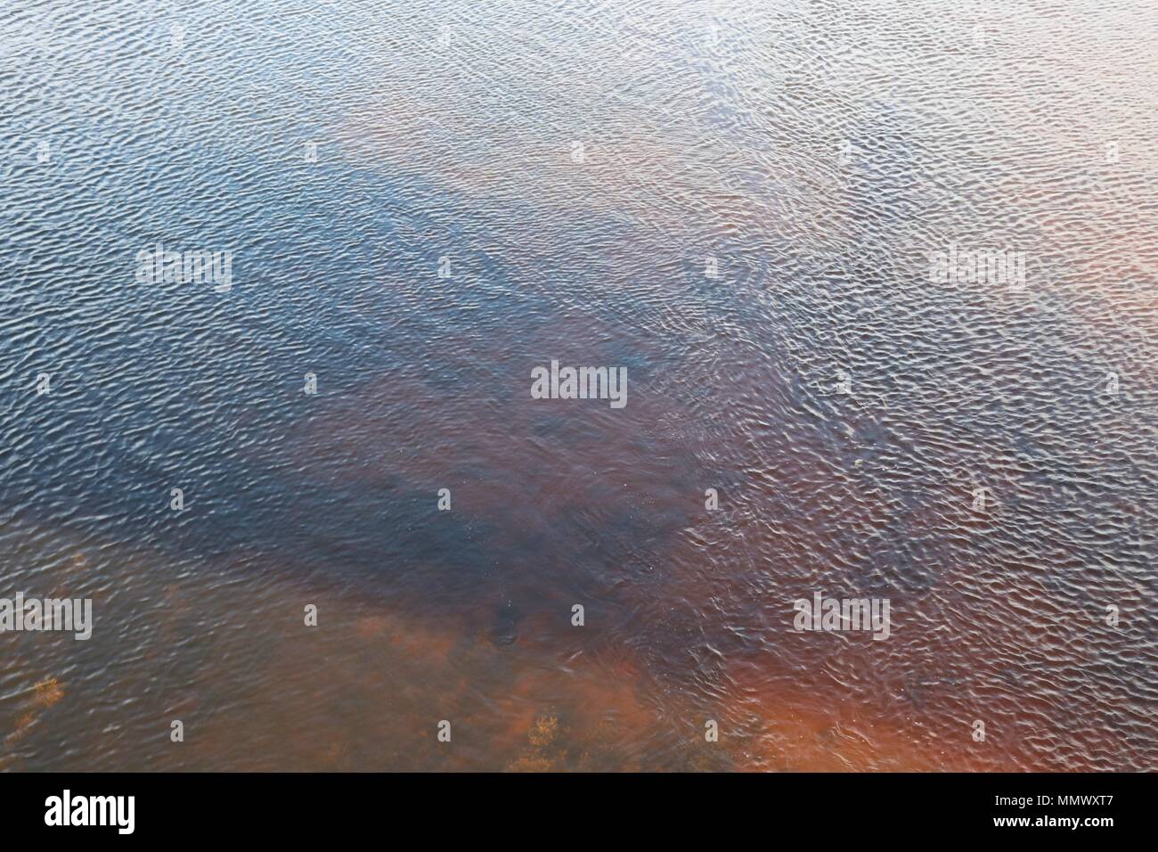 Full frame di immagine acqua, increspature, riflessi nel fiume Foto Stock