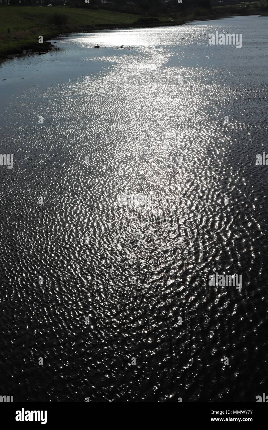 Full frame di immagine acqua, increspature, riflessi nel fiume Foto Stock