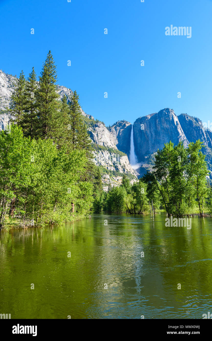 Parco Nazionale di Yosemite - Riflessione nel fiume Merced di cascate Yosemite e splendido paesaggio di montagna, CALIFORNIA, STATI UNITI D'AMERICA Foto Stock
