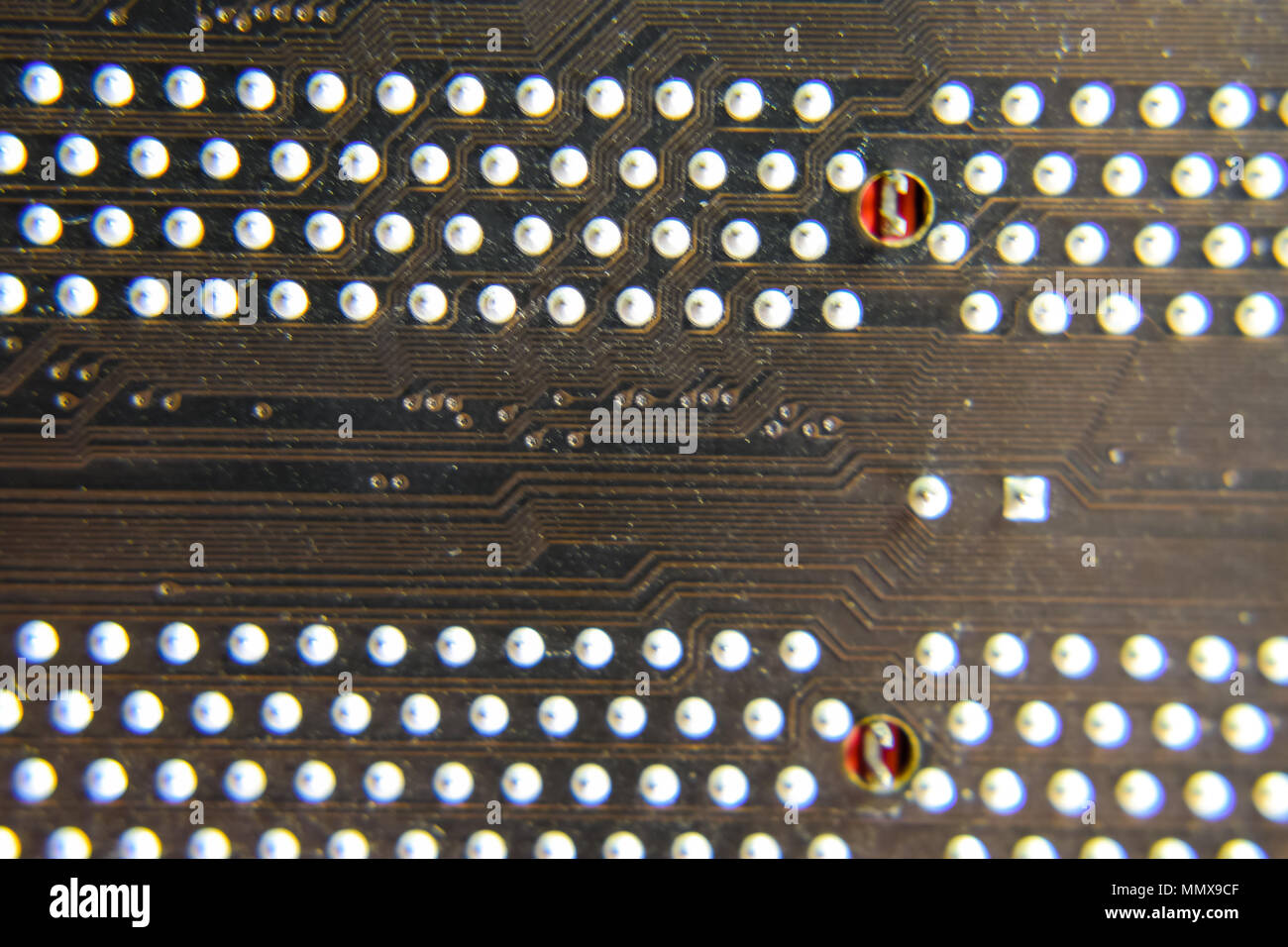 Il lato inverso del microboard. Contatti a saldare. Alle parti saldate. Scheda elettronica con componenti elettrici. Elettronica di apparecchiature informatiche Foto Stock