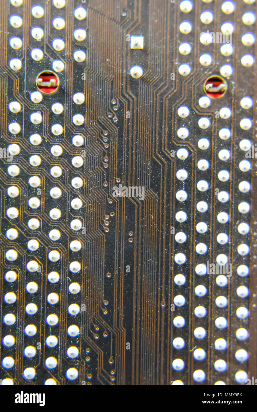 Il lato inverso del microboard. Contatti a saldare. Alle parti saldate. Scheda elettronica con componenti elettrici. Elettronica di apparecchiature informatiche Foto Stock