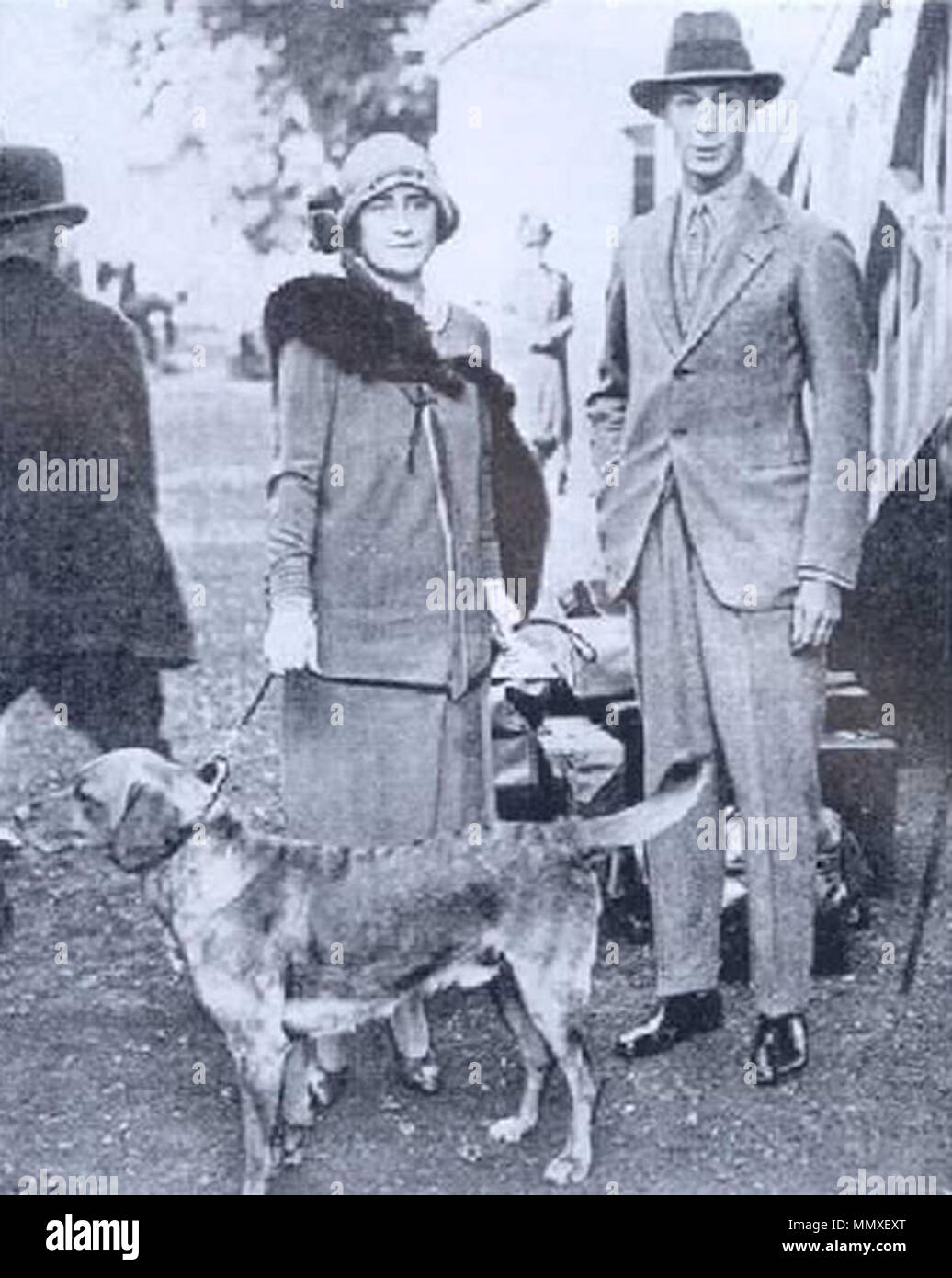 . Prince Albert (più tardi re George VI) e sua moglie Elizabeth Bowes-Lyon, con il loro colore giallo labrador. Foto risale agli anni venti. Nota la più scura toffee tonalità del giallo tipico di quel tempo. . 1920s. Sconosciuto George VI e di Elisabetta con giallo lab (1920) Foto Stock