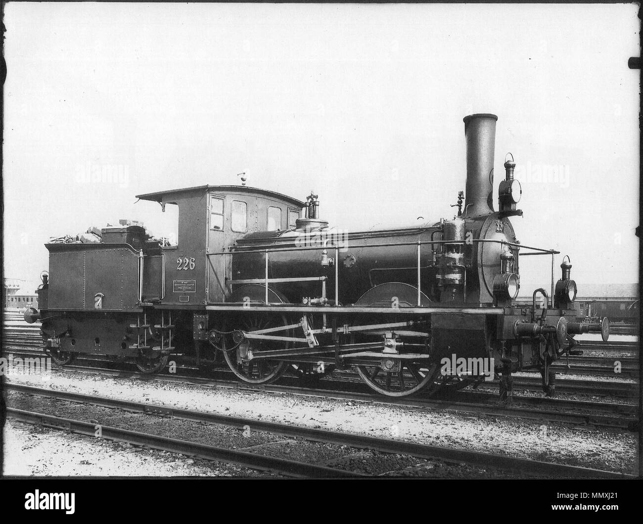 . Deutsch: Perſonenzug-locomotore Nr. 226 (bis 1879 Nr. 117, dann bis 1895 Nr. 26) des tipi B2T der schweizerischen Nordoſtbahn Bahnhofe im von Zürich, gebaut 1875 inn Emil Keſslers Machinen-Fabrique zů Eſslingen (Tess.-Nr. 1431), 1894 mit neuem Keſſel ausgeſtattet, 1902 von den Schweizeriſchen Bundesbahnen als C 2/2 Nr. 2170 übernommen, 1910 außer Dienſt geſtellt und anſchließend abgebrochen; aufgnommen um 1902. . Circa 1902. Probabilmente Georg Wilhelm Hecklau (1872-1905) 226B2TNOBTuriciI Foto Stock