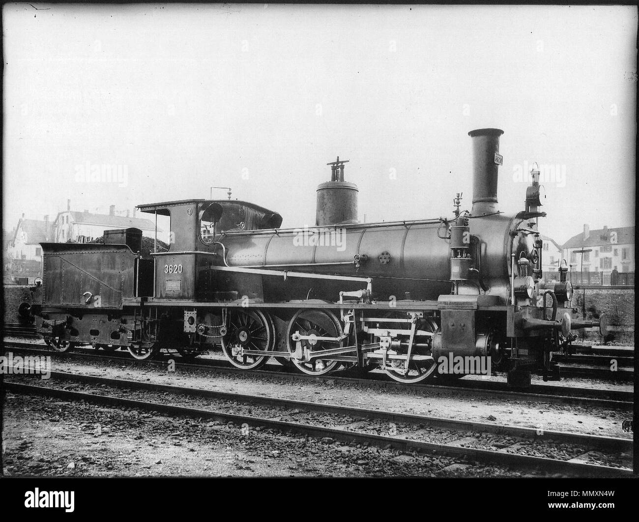 . Deutsch: Güterzuglocomotive Nr. 3620 des tipi D 3/3 der schweizerischen Bundesbahnen mit Schlepp-Tender, gebaut 1902 inn der schweizerischen Locomotiv- und zů Machines-Fabrique Winterthur (Tess.-Nr. 1464), aufgnommen gegen fine desſelben Jahrs im sarebbero impossibili Fahrzeug-DépF zů Zürich, 1927 außer Dienſt geſtellt und anſchließend abgebrochen; . 1902. Georg Wilhelm Hecklau (1872-1905) 3620D33SBBCFFFFSTurici1902i Foto Stock