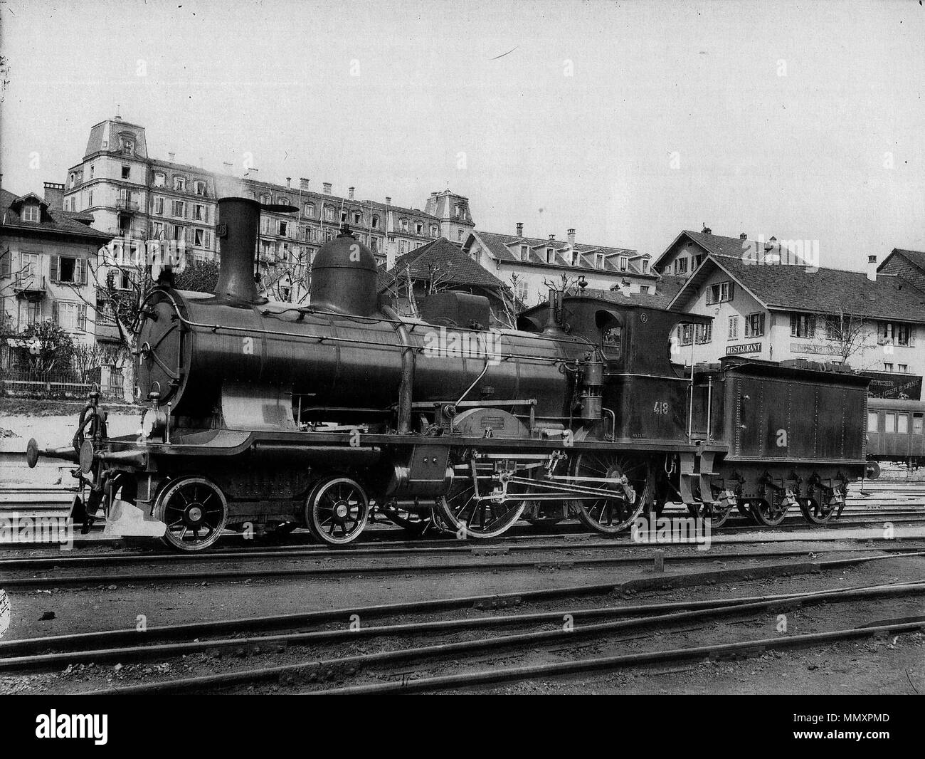. Deutsch: Schnellzuglocomotive un 2/4 Nr. 418 der schweizerischen Bundesbahnen, gebaut 1902 inn der schweizerischen Locomotiv- und zů Machines-Fabrique Winterthur (Fabr-Nr. 1473), 1923 außer Dienſt geſtellt und anſchließend abgebrochen; aufgnommen um 1903 im sarebbero impossibili Fahrzeug-DépStadtbach zů Berna. . Circa 1903. Georg Wilhelm Hecklau (1872-1905) 418A24SBBCFFFFSBernI Foto Stock