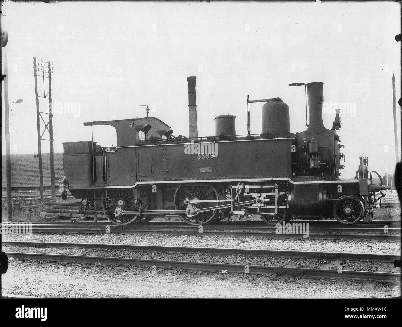 . Deutsch: Schnellzuglocomotive Nr. 5599 des tipi Eb 2/4 der schweizerischen Bundesbahnen, vormahls Nr. 145 der schweizerischen Centralbahn, gebaut 1891 inn der schweizerischen Locomotiv- und zů Machinen-Fabrique Winterthur (Fabricationsnr. 672), 1909 mit neuem Keſſel ausgeſtattet, 1923 ausrangirt und anſchließend abgebrochen; aufgnommen um 1903. . Circa 1903. Georg Wilhelm Hecklau (1872-1905) 5599Eb24SBBCFFFFSi Foto Stock