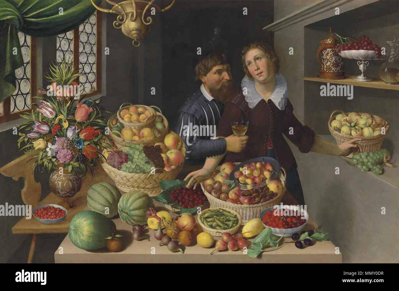 Inglese: tulipani, garofani e altri fiori in un vaso con i meloni di fragole, pesche, mele, uva e altra frutta su un tavolo in un interno, un uomo e una donna in background . tra 1580 e 1611. Georg Flegel e Marten van Valckenborch - tulipani, garofani e altri fiori in un vaso con frutta su un tavolo in un interno, un uomo e una donna Foto Stock
