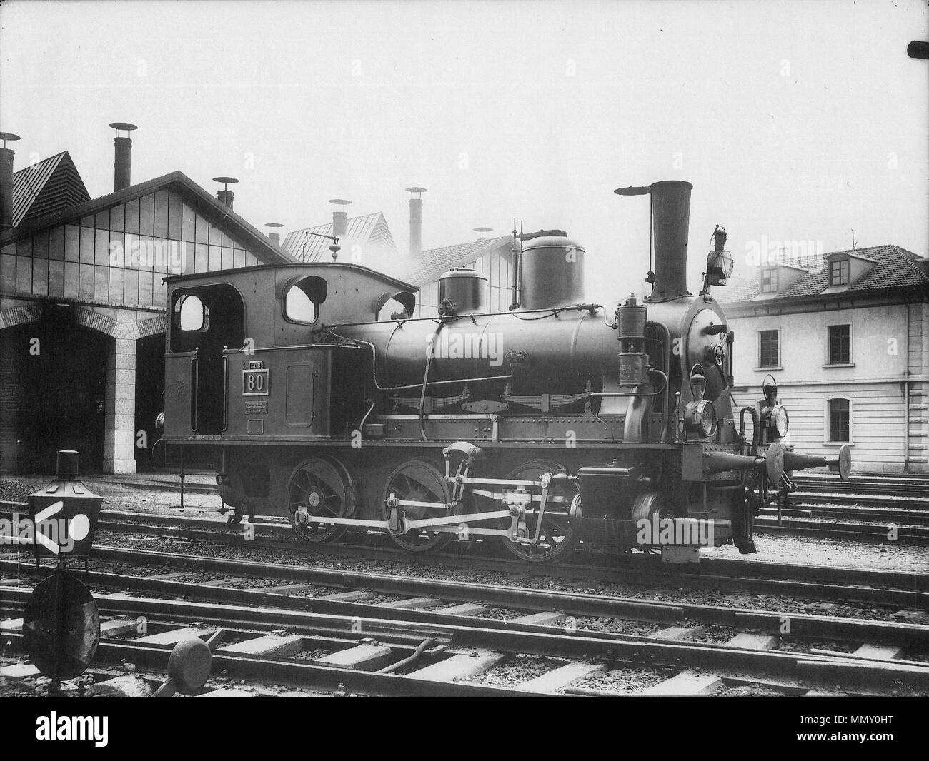 . Deutsch: Rangir-Locomotive Nr. 80 des tipi F3 der schweizerischen Centralbahn, gebaut 1896 inn der schweizerischen Locomotiv- und zů Machines-Fabrique Winterthur (Fabricationsnr. 957), aufgnommen im sarebbero impossibili Fahrzeug-Dépzů Baſel um 1900; ab 1902 e 3/3 n. 8425 der schweizerischen Bundesbahnen, ab 1945 Nr. 7802 der Niderländiſchen Eiſenbahnen, 1948 abgebrochen. . Circa 1900. Probabilmente Georg Wilhelm Hecklau (1872-1905) 80F3SCBBasileaeI Foto Stock . Deutsch: Rangir-Locomotive Nr. 80 des tipi F3 der schweizerischen Centralbahn, gebaut 1896 inn der schweizerischen Locomotiv- und zů Machines-Fabrique Winterthur (Fabricationsnr. 957), aufgnommen im sarebbero impossibili Fahrzeug-Dépzů Baſel um 1900; ab 1902 e 3/3 n. 8425 der schweizerischen Bundesbahnen, ab 1945 Nr. 7802 der Niderländiſchen Eiſenbahnen, 1948 abgebrochen. . Circa 1900. Probabilmente Georg Wilhelm Hecklau (1872-1905) 80F3SCBBasileaeI Foto Stock