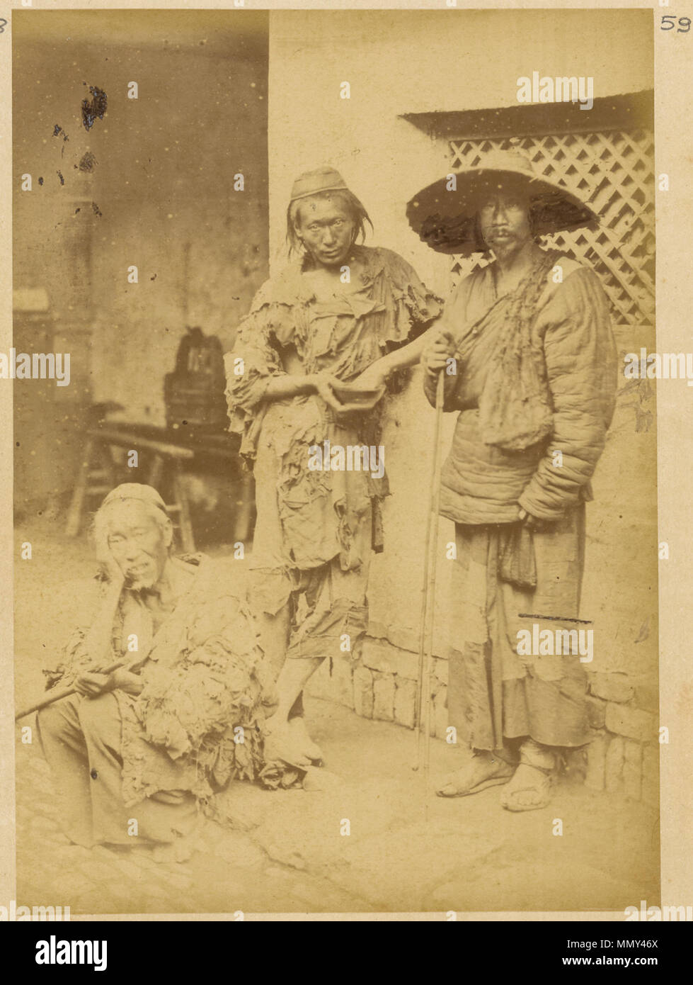 . Русский: В 1874-1875 гг. Российское правительство направило в Китай учено-торговую экспедицию с целью поиска новых сухопутных маршрутов к китайскому рынку, оценок возможностей более для торговли активной и для консульств расположений и фабрик, а также сбора информации о Дунганском восстании, бушевавшем в то время в западных районах Китая. Экспедиция, руководителем которой был полковник Генерального штаба Ю. А. Сосновский, состояла из девяти человек: капитана Матусовского - топографа, доктора Павла Яковлевича Пясецкого - научного сотрудника, переводчиков с русского и китайского языков, троих Foto Stock