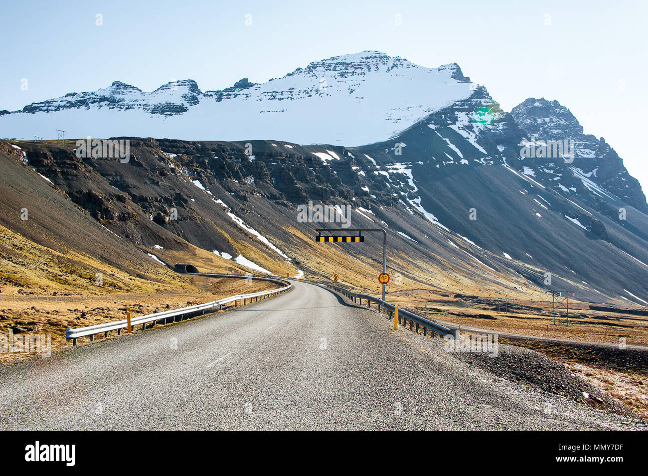 Percorso 1 Ring Road Lungo I Fiordi Orientali Islanda Paesaggio Colorato Montagne Dalle Vette Innevate Pendii Erbosi E Tortuosa Strada Foto Stock Alamy