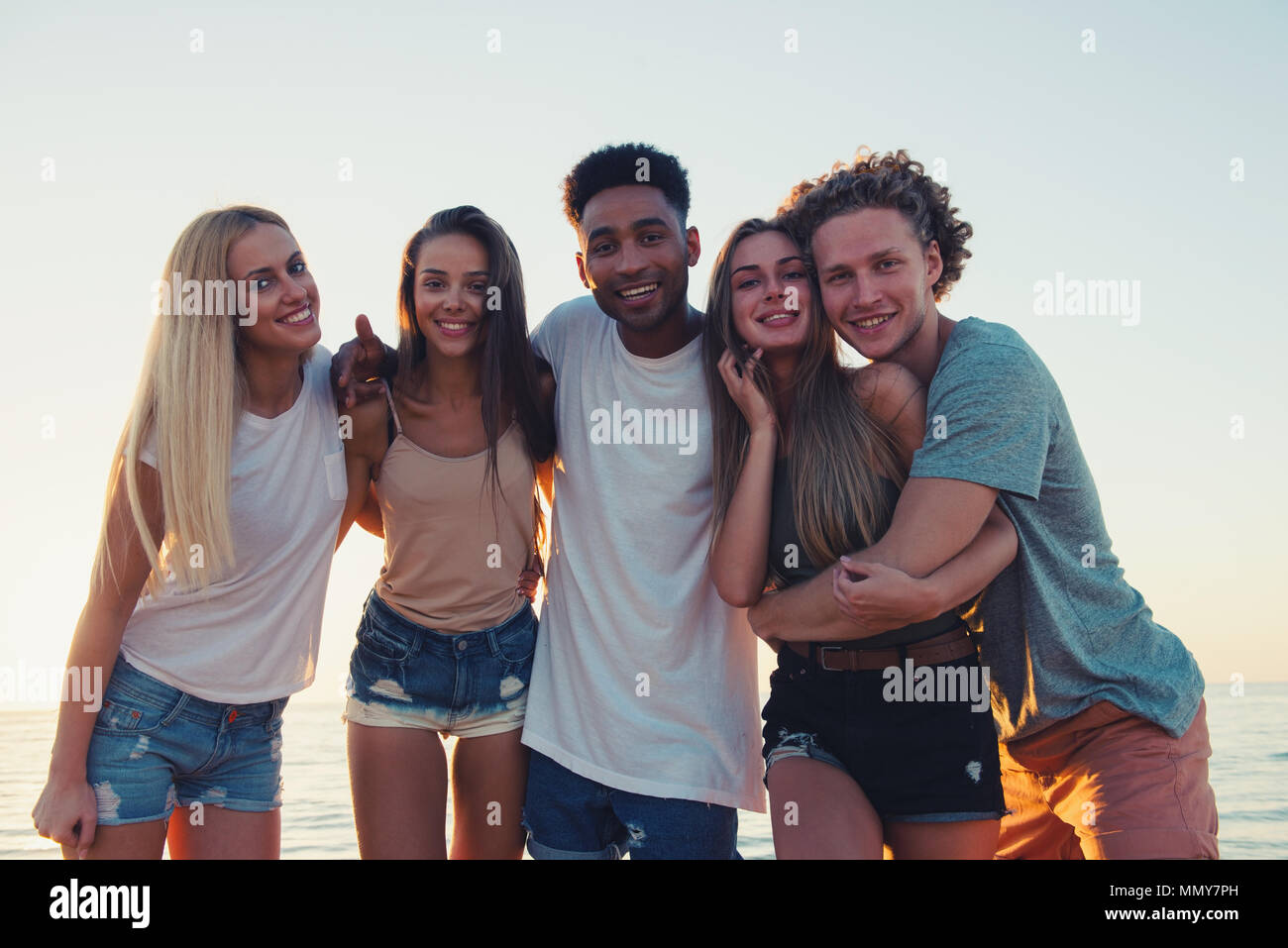 Gruppo di happy amici divertendosi a Ocean Beach Foto Stock