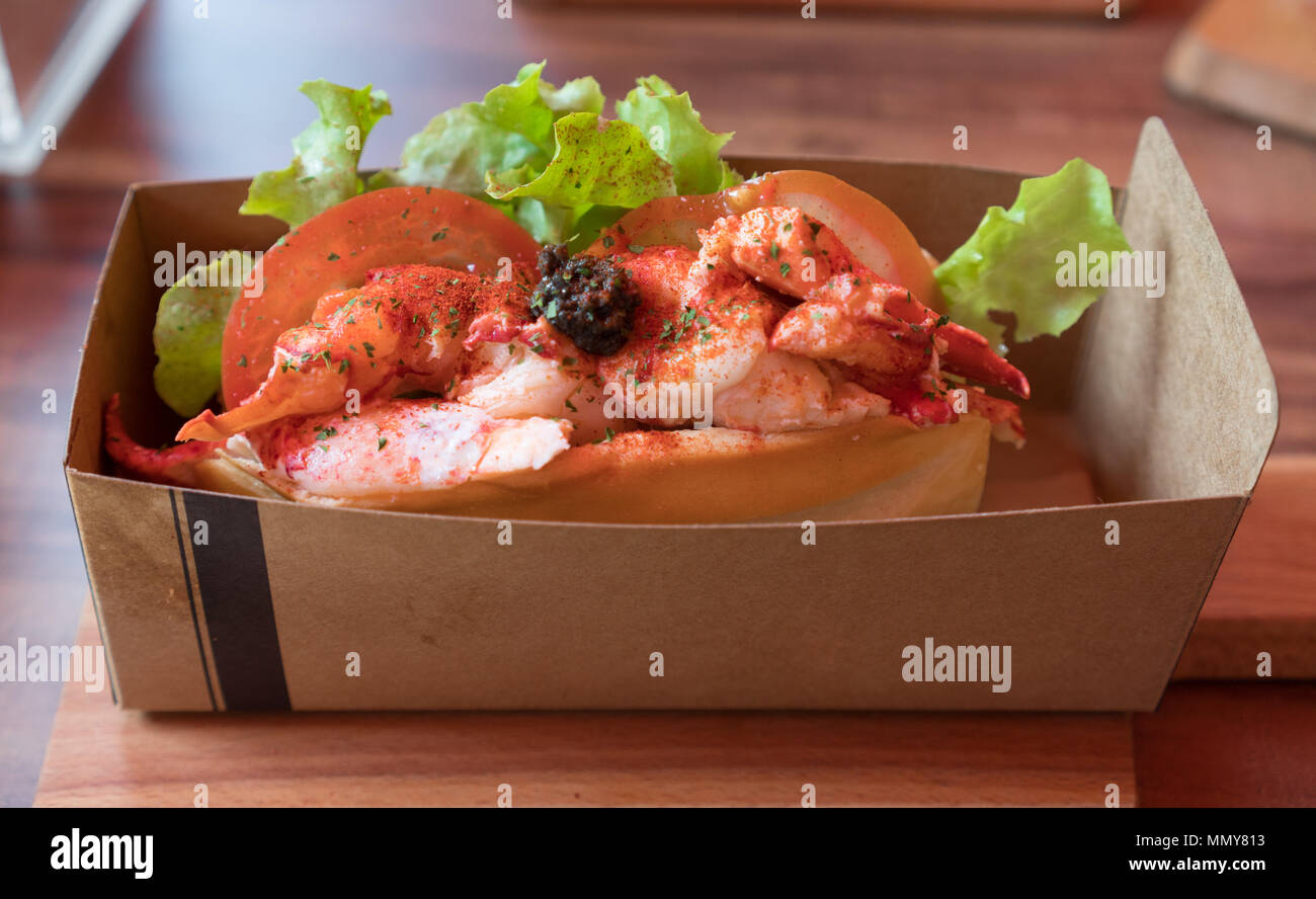 Lobster roll sandwich con pomodori da insalata e tartufo nero Foto Stock