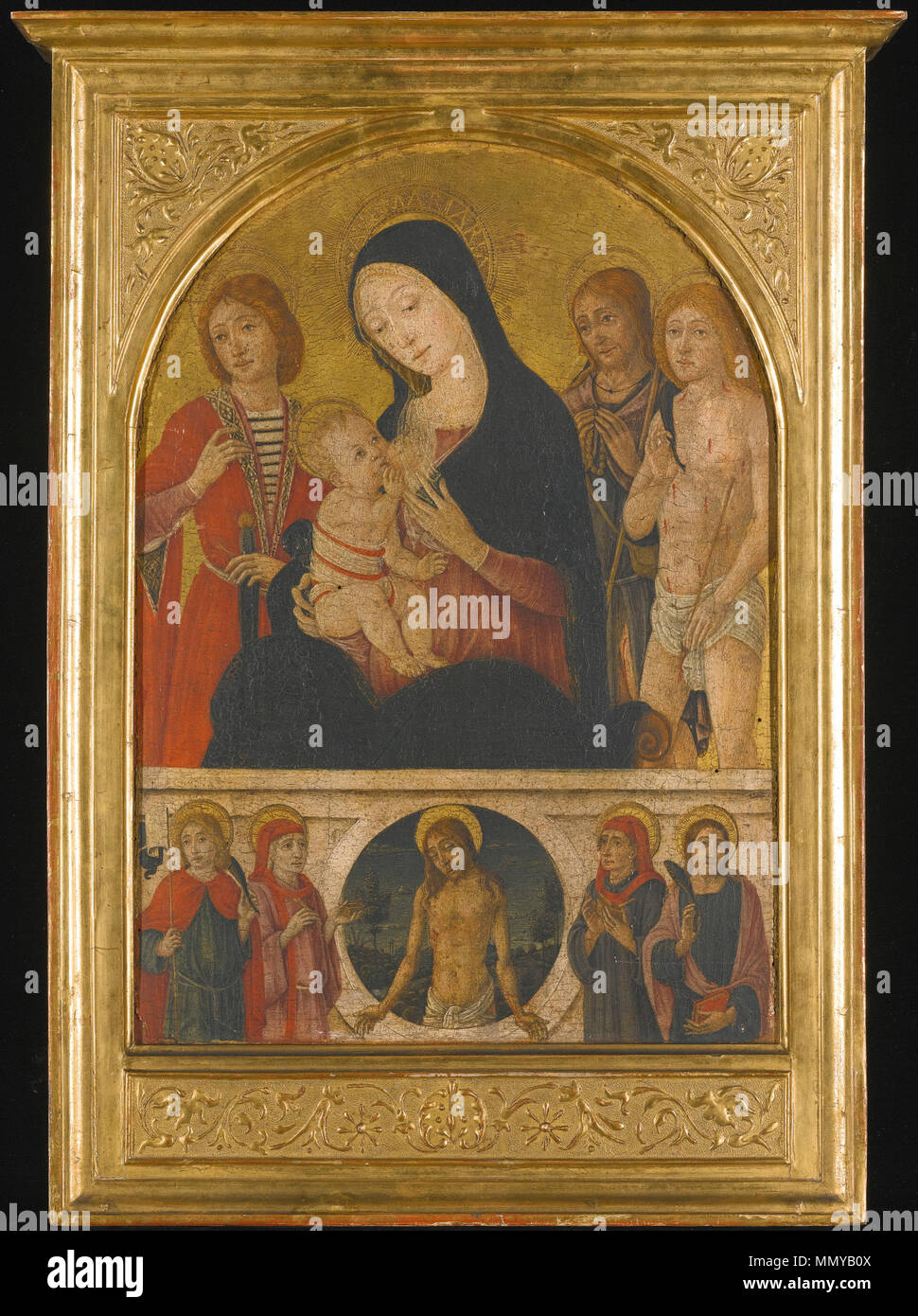 . Inglese: Guidoccio Cozzarelli, Siena 1450 - 1516, LA MADONNA CON IL BAMBINO E I SANTI Giuliano l'HOSPITALER, Rocco e Sebastiano, AL DI SOTTO DEL CRISTO MORTO IN UN PAESAGGIO, fiancheggiata da Santi Cosma e Damiano e due altri santi maschio, inscritto in una vecchia etichetta sul retro: Guidoccio Gozzarelli Madonna/Jesú Bambino e tre santi./Questo quadritto esisteva nella galleria/del fu signore Francesco Lombardi/di Firenze e cio attesta il sotto/scritto testamentario escritoire/del fu ** Sig F Lombardi/Lodovico Metzger, tempera su pannello, oro, arcuato superiormente, 43,8 da 31,2 cm. . 25 Gennaio 2013 10:49:0 Foto Stock