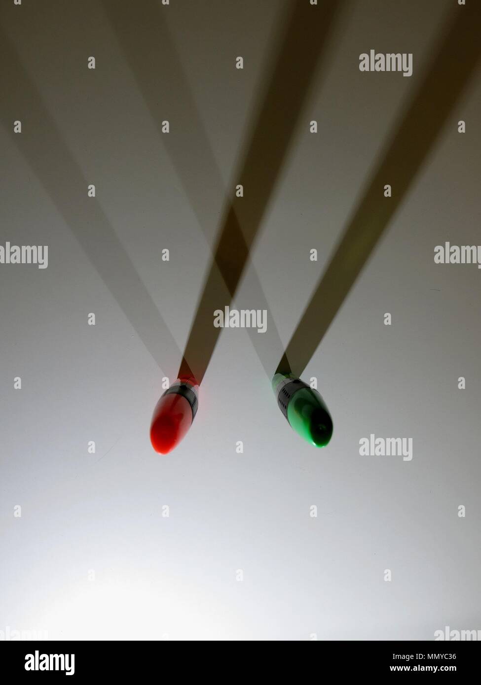 Evidenziatori gettando ombre su sfondo bianco. Foto Stock