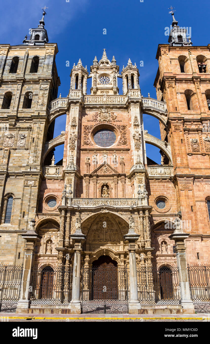 Vista frontale della Cattedrale di Astorga, Spagna Foto Stock