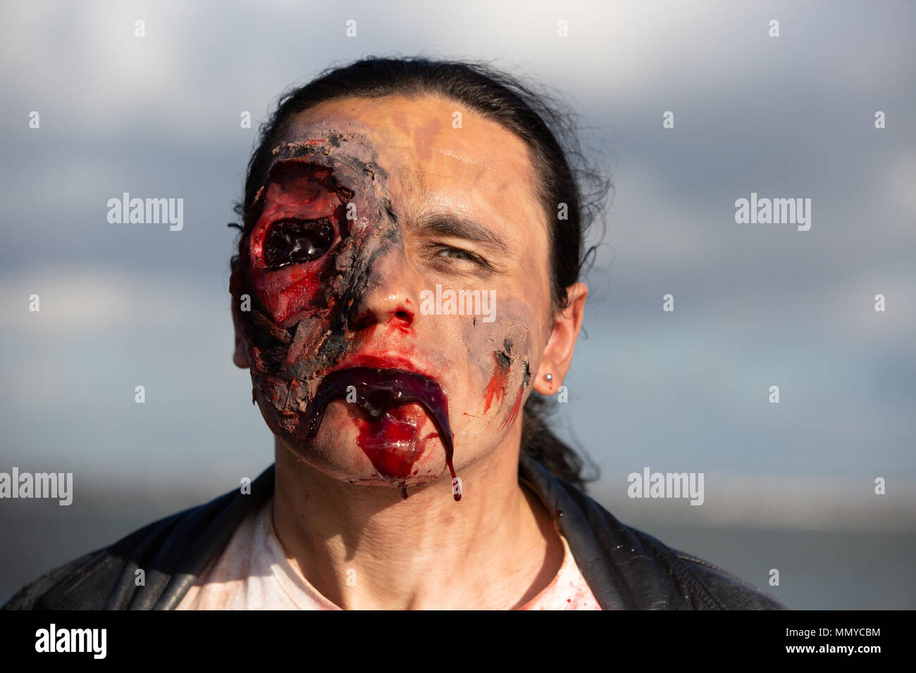 Gli zombie prendere parte all'annuale Southend Pier zombie a piedi, Southend on Sea, Essex Foto Stock