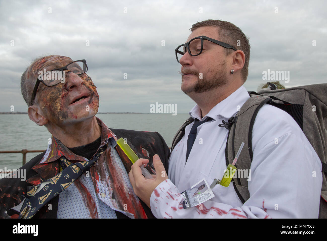 Gli zombie prendere parte all'annuale Southend Pier zombie a piedi, Southend on Sea, Essex Foto Stock