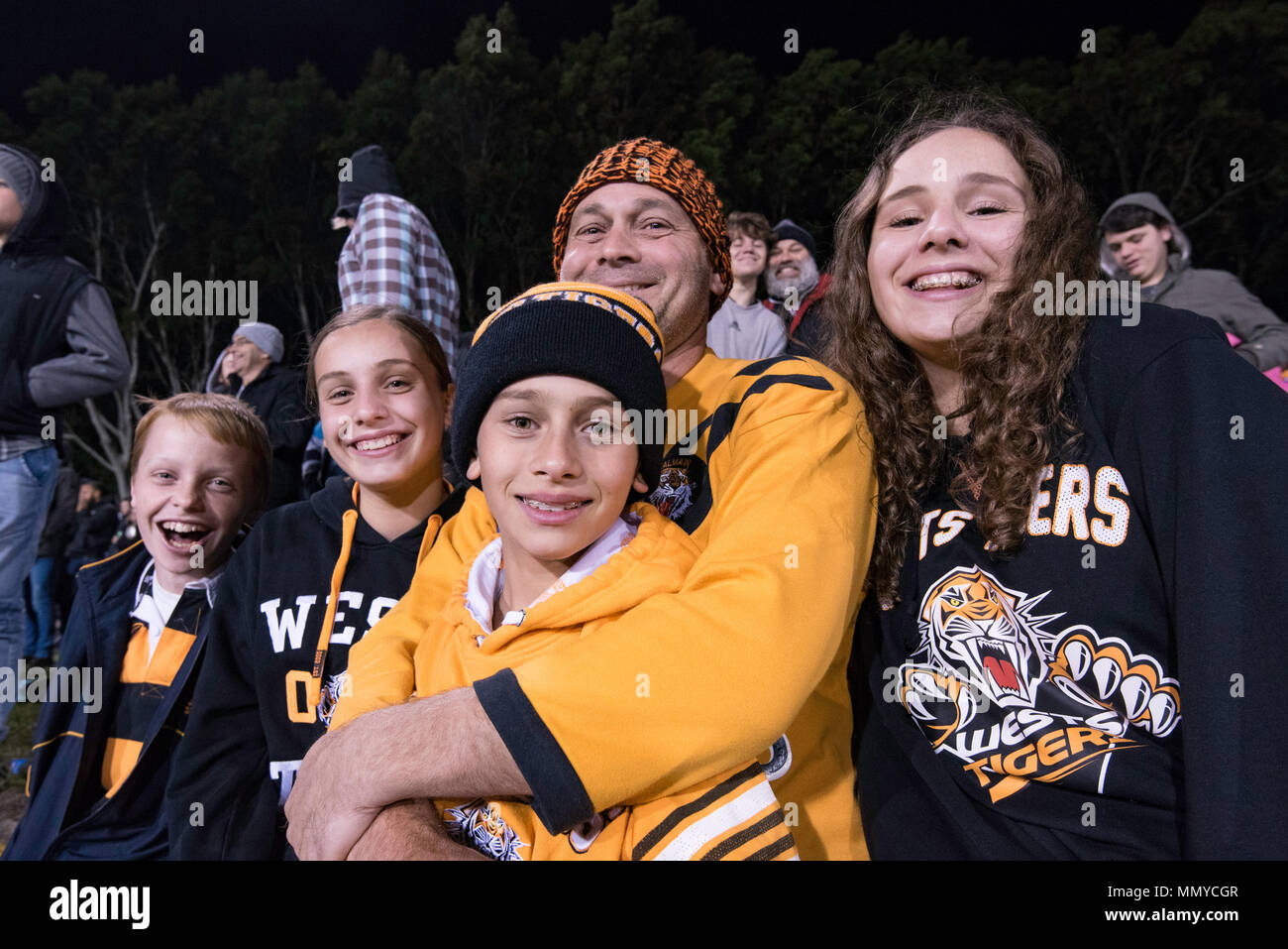 Una famiglia orgogliosa di tigri sostenitori all'Occidenti Tigers v North Queensland Cowboys gioco a Sydney's Leichhardt ovale sul Maggio 10th, 2018 in Australia Foto Stock