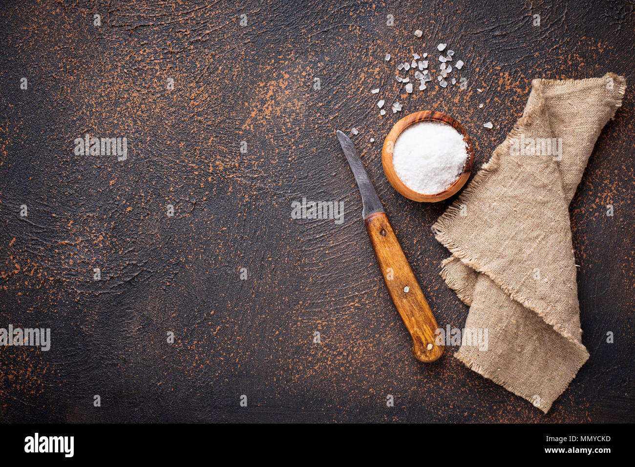 Sfondo culinario con sale e coltello Foto Stock