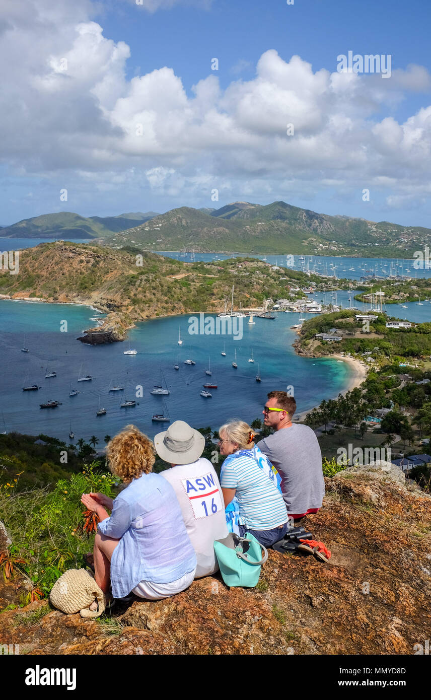 Antigua Piccole Antille isole dei Caraibi West Indies - famosa vista da Shirley Heights affacciato English Harbour e Falmouth Harbour foto Foto Stock