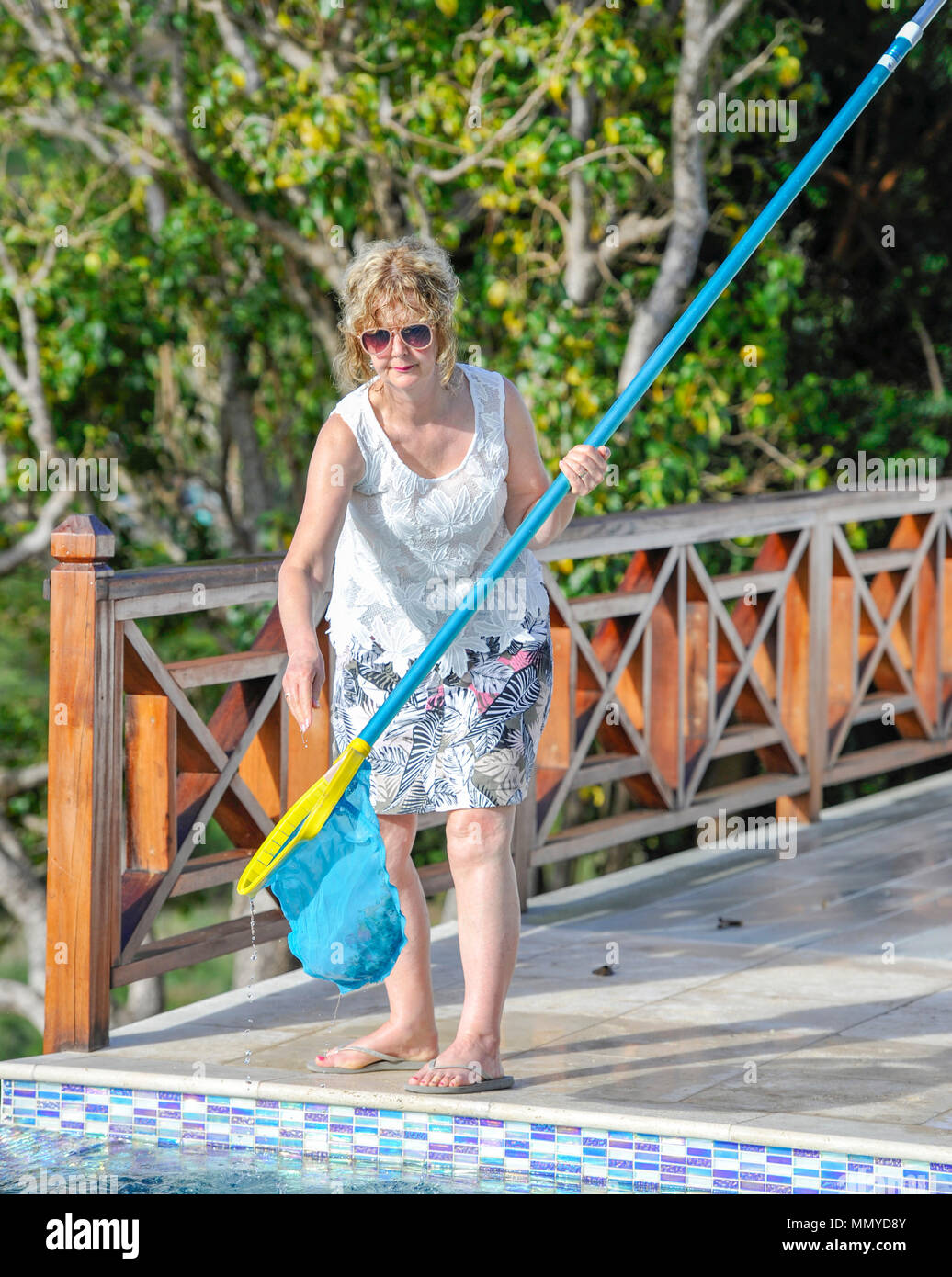 Antigua Piccole Antille isole dei Caraibi West Indies - Donna in vacanza la pulizia piscina infinity Foto Stock