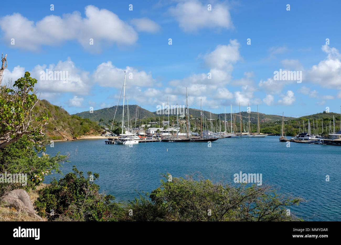 Antigua Piccole Antille isole dei Caraibi West Indies - yacht ormeggiati nel porto inglese per Antigua Sailing Week Foto Stock