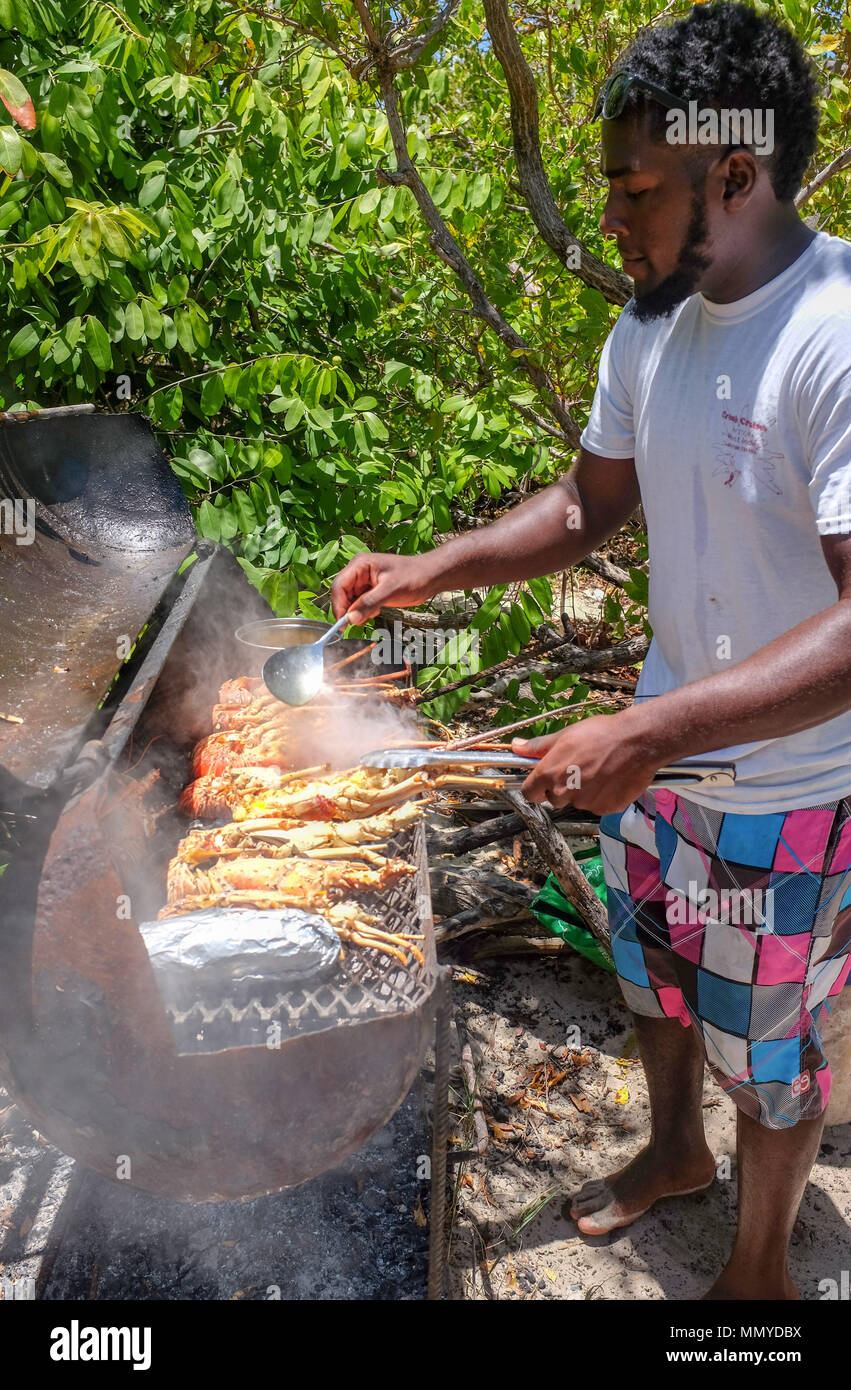 Antigua e Barbuda Piccole Antille isole dei Caraibi West Indies - Cucinare un pranzo a base di aragosta come parte di un viaggio in barca alla grande Bird Island Foto Stock